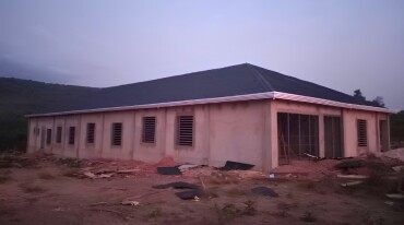 Le premier bloc en construction